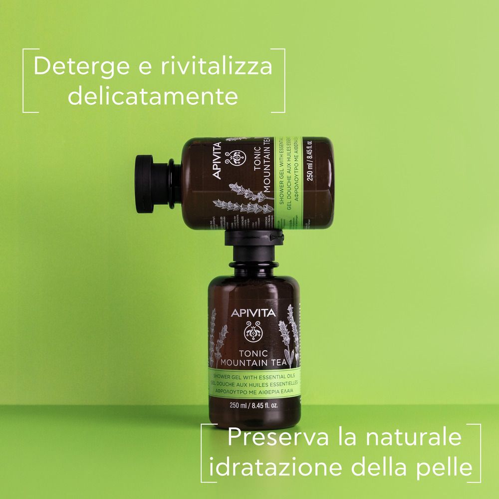 Due flaconi di gel doccia APIVITA TONIC MOUNTAIN TEA. Testo: Deterge e rivitalizza delicatamente, Preserva la naturale idratazione della pelle.