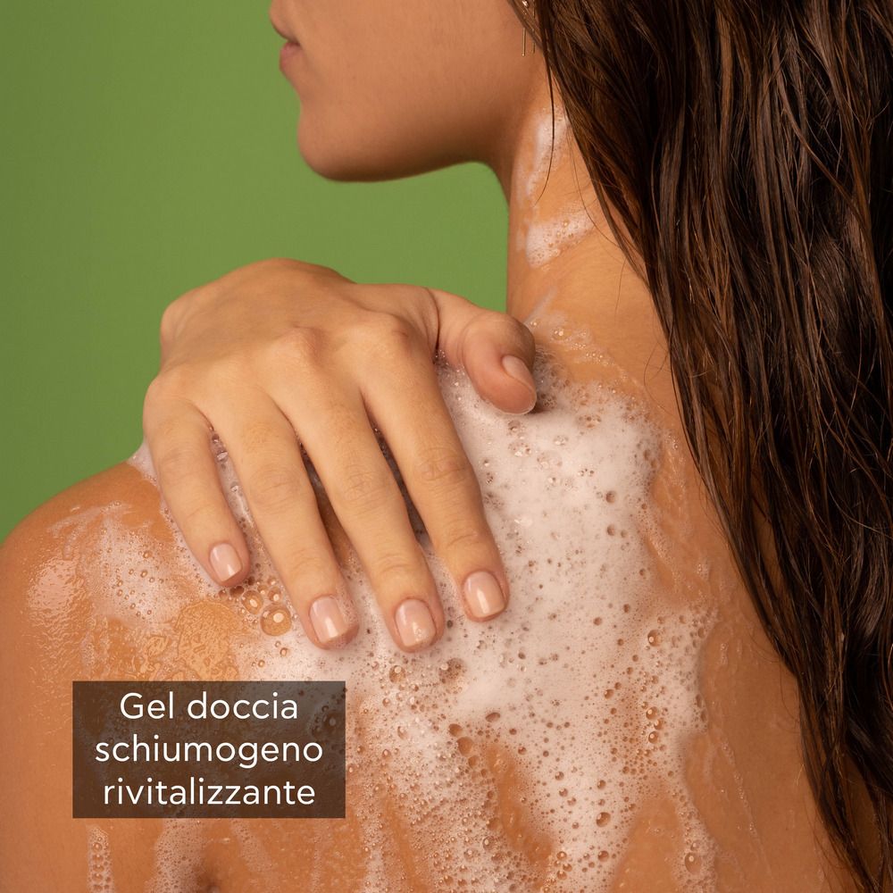 Persona che si lava con schiuma. Testo: Gel doccia schiumogeno rivitalizzante.