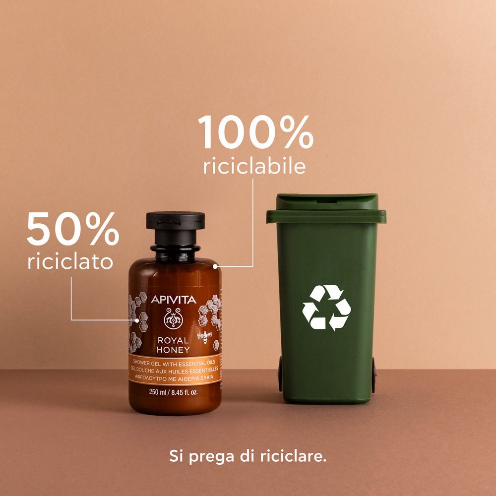 Flacone marrone con tappo nero. Accanto a un bidone verde. Testo: 50% riciclato, 100% riciclabile.