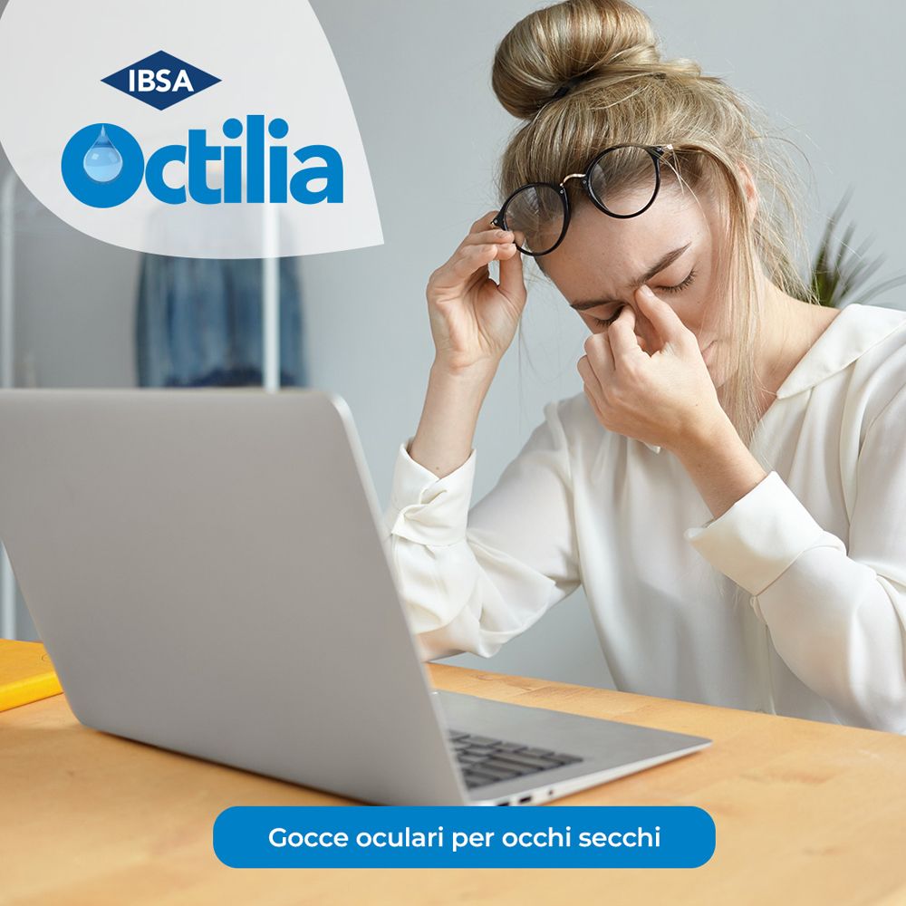 Donna al computer portatile, si tocca gli occhi. Testo: Logo Octilia, Gocce oculari per occhi secchi (gocce per occhi secchi).