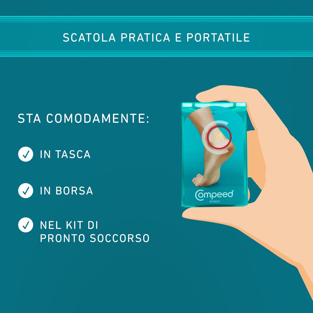 Mano che tiene una confezione di cerotti COMPEED® per vesciche. Testo: Sta in tasca, in borsa e nel kit di pronto soccorso.