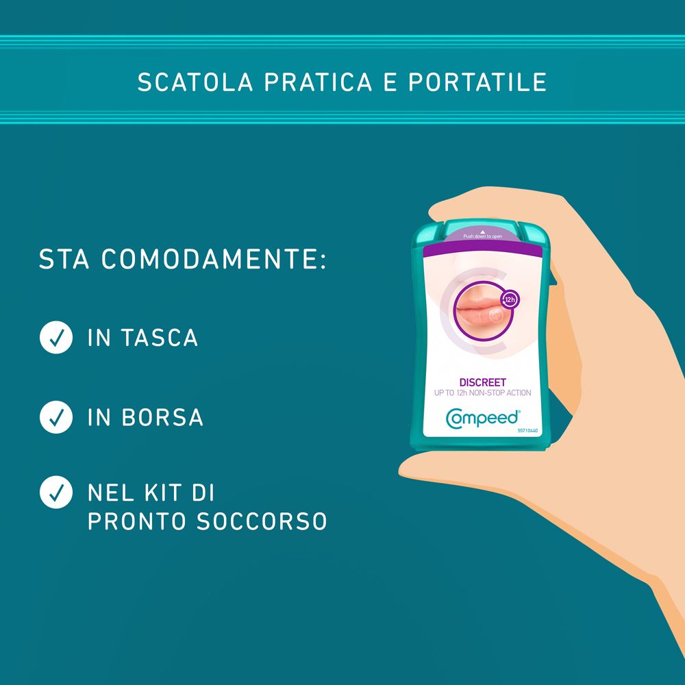 Mano che tiene una confezione di cerotti trasparenti per herpes. Testo: Sta in tasca, in borsa e nel kit di pronto soccorso.