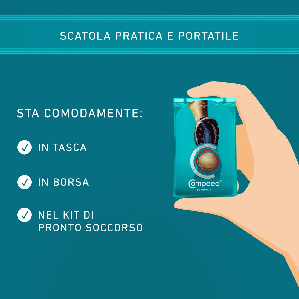Hand hält eine kleine Compeed®-Verpackung. Text: Passt in die Tasche, Handtasche und Erste-Hilfe-Set.