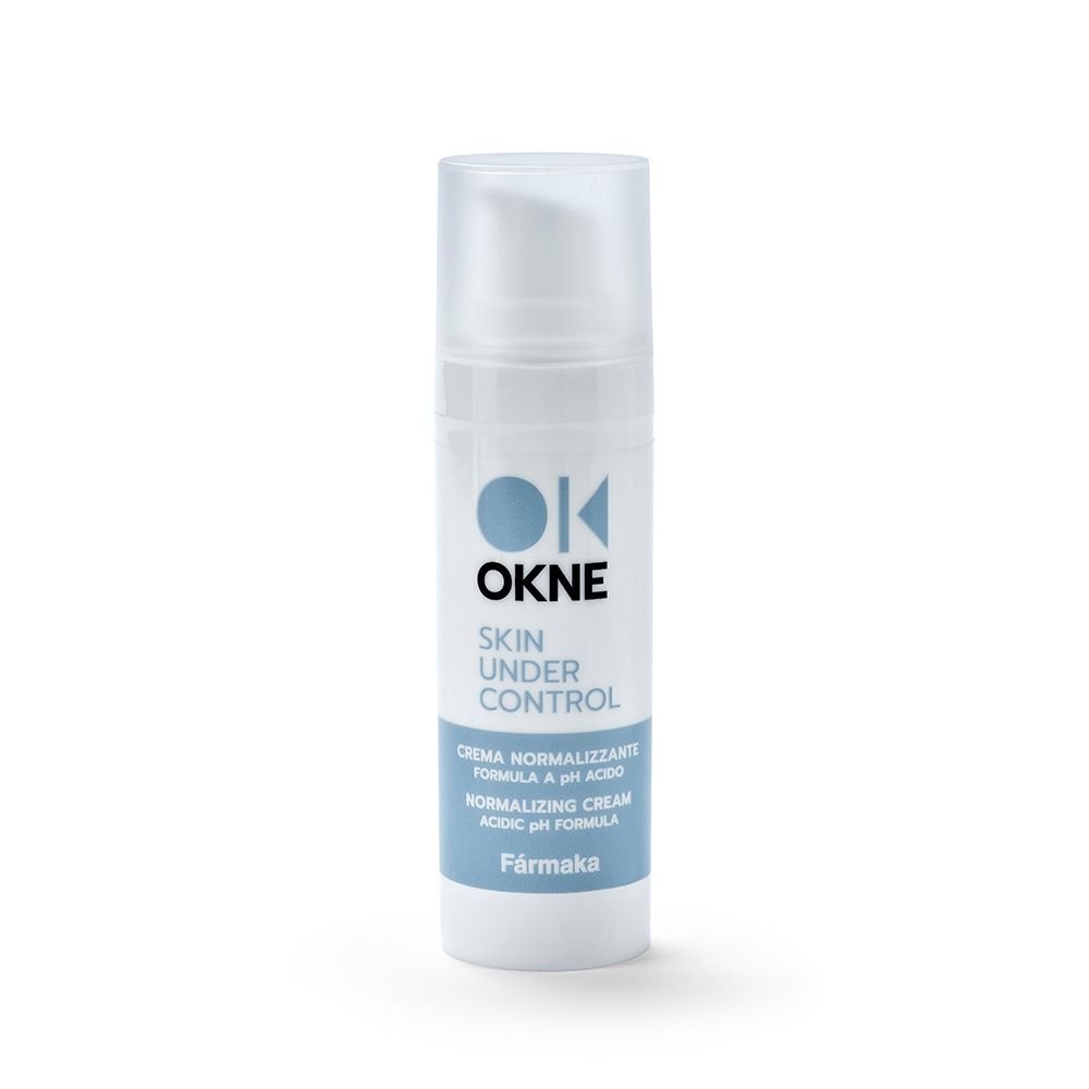 Flacone di crema bianco con stampa blu. Scritta: OKNE, Skin Under Control, Normalizing Cream, Farmaka.