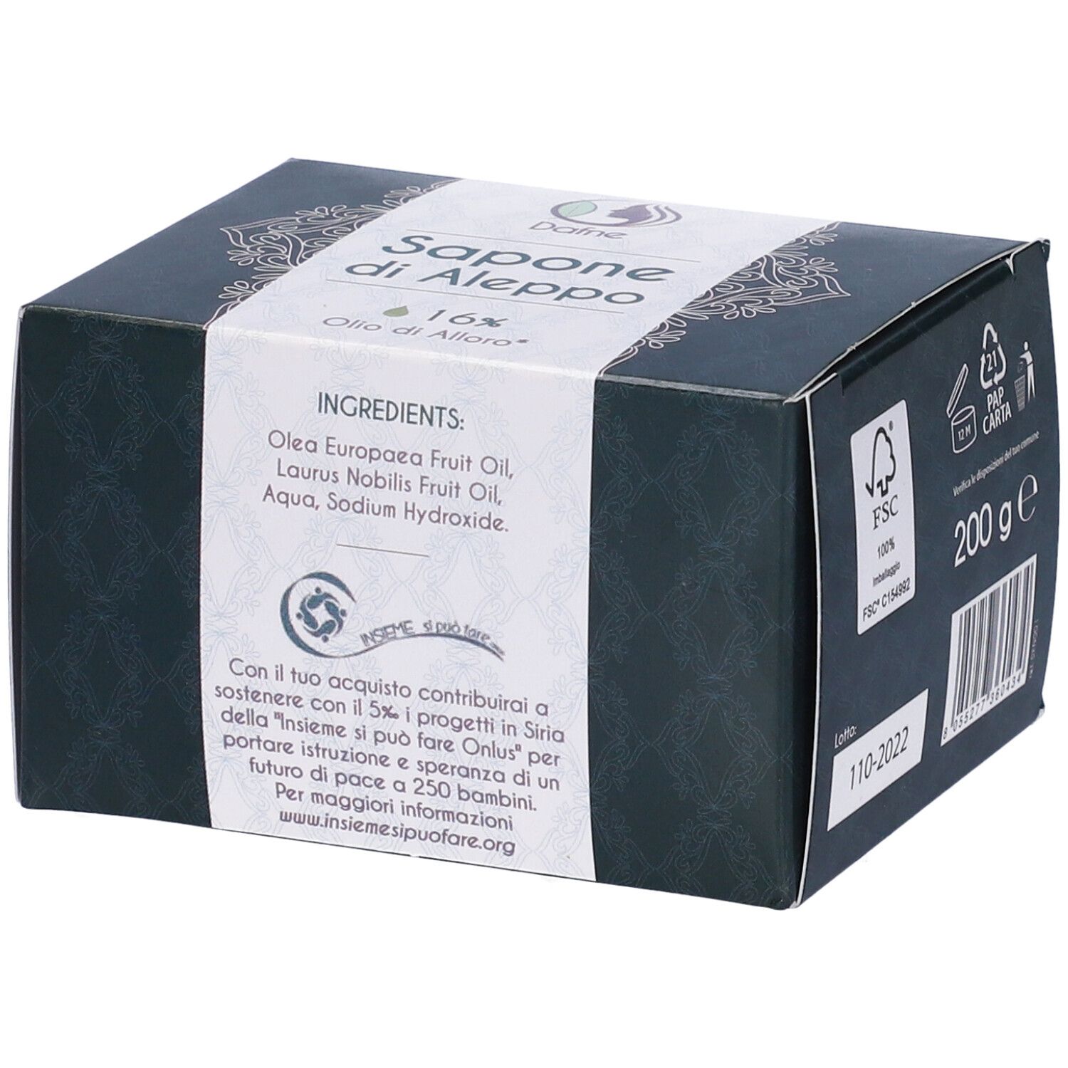 Scatola verde scuro con etichetta bianca. Scritto: Sapone di Aleppo, 16% Olio di Alloro. Elenco ingredienti e marchio FSC.