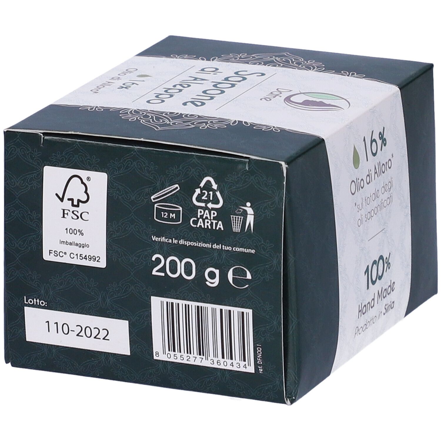 Scatola verde scuro con etichetta bianca. Scritto: 200 g e, marchio FSC, data di scadenza 110-2022. Simboli di riciclaggio.