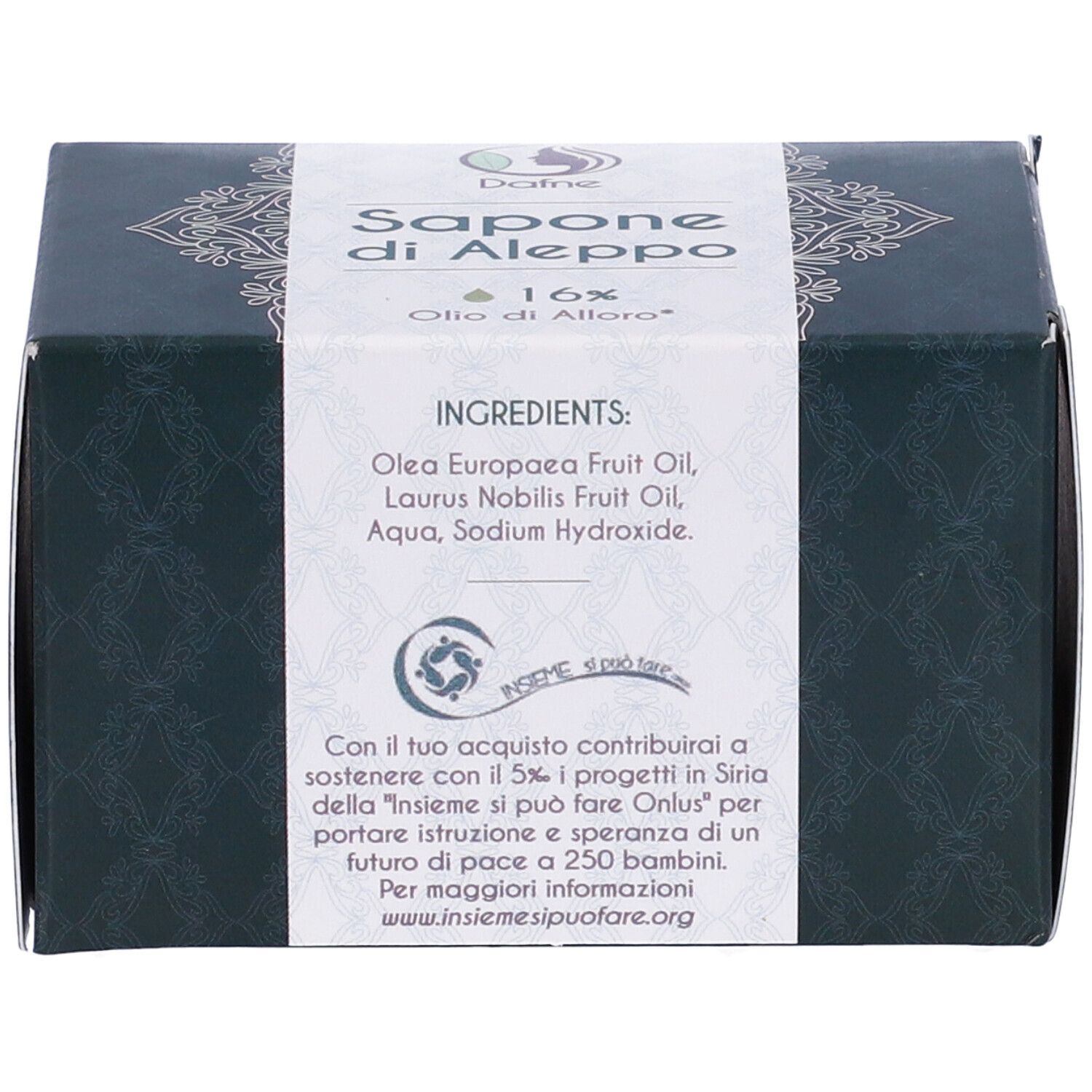 Scatola verde scuro con etichetta bianca. Scritto: Sapone di Aleppo, 16% Olio di Alloro. Elenco ingredienti e donazione.
