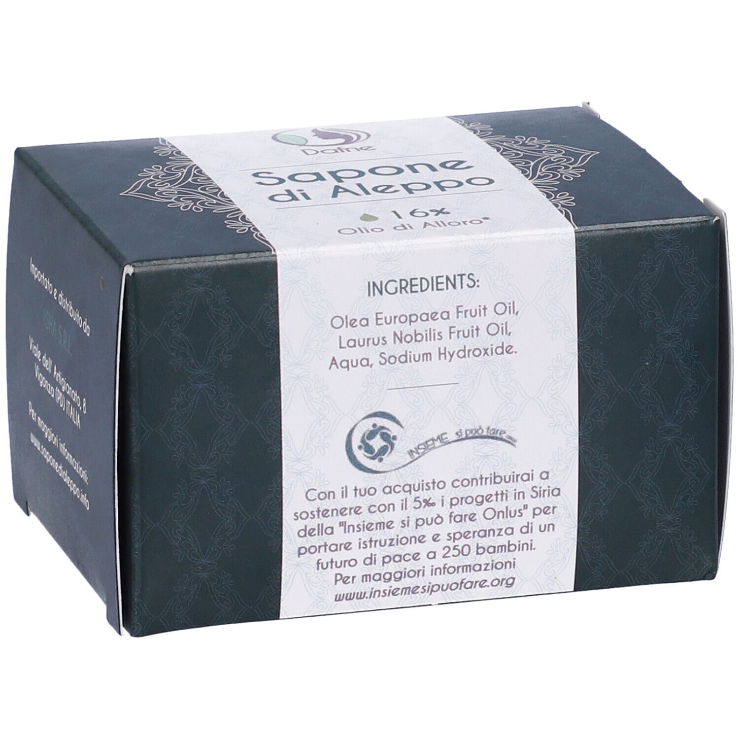 Scatola verde scuro con etichetta bianca. Scritto: Sapone di Aleppo, 16% Olio di Alloro. Elenco ingredienti e donazione.