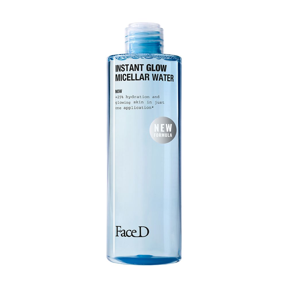 Klare Flasche mit blauem Inhalt. Aufschrift: INSTANT GLOW MICELLAR WATER, Face D. Neues Produkt.