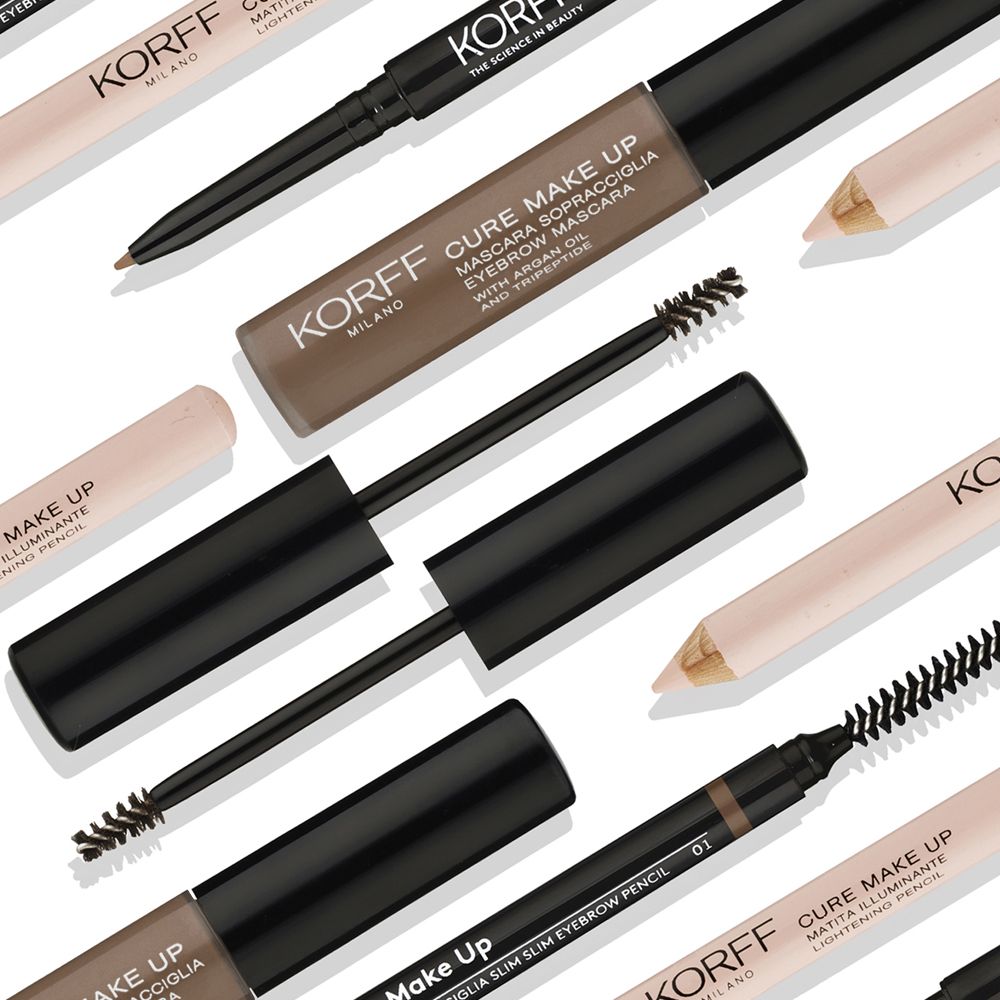 Vari prodotti per sopracciglia KORFF. Tubi di mascara, spazzole, matite. Prodotti disposti su sfondo bianco.