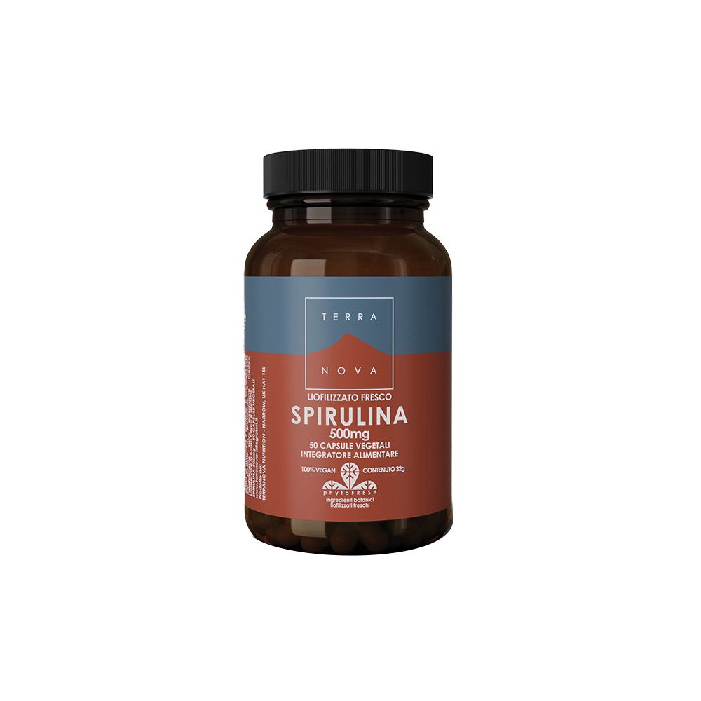 Flacone di vetro marrone con tappo nero. Etichetta con aree blu e rosse, testo: Spirulina 500mg, 50 capsule.
