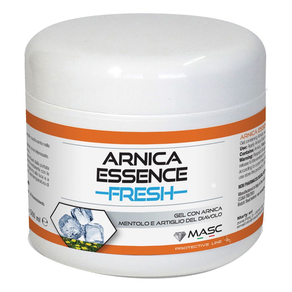Vaso bianco con fascia arancione. Scritta: Arnica Essence Fresh. Contiene gel con arnica, mentolo e artiglio del diavolo. Marchio MASC.