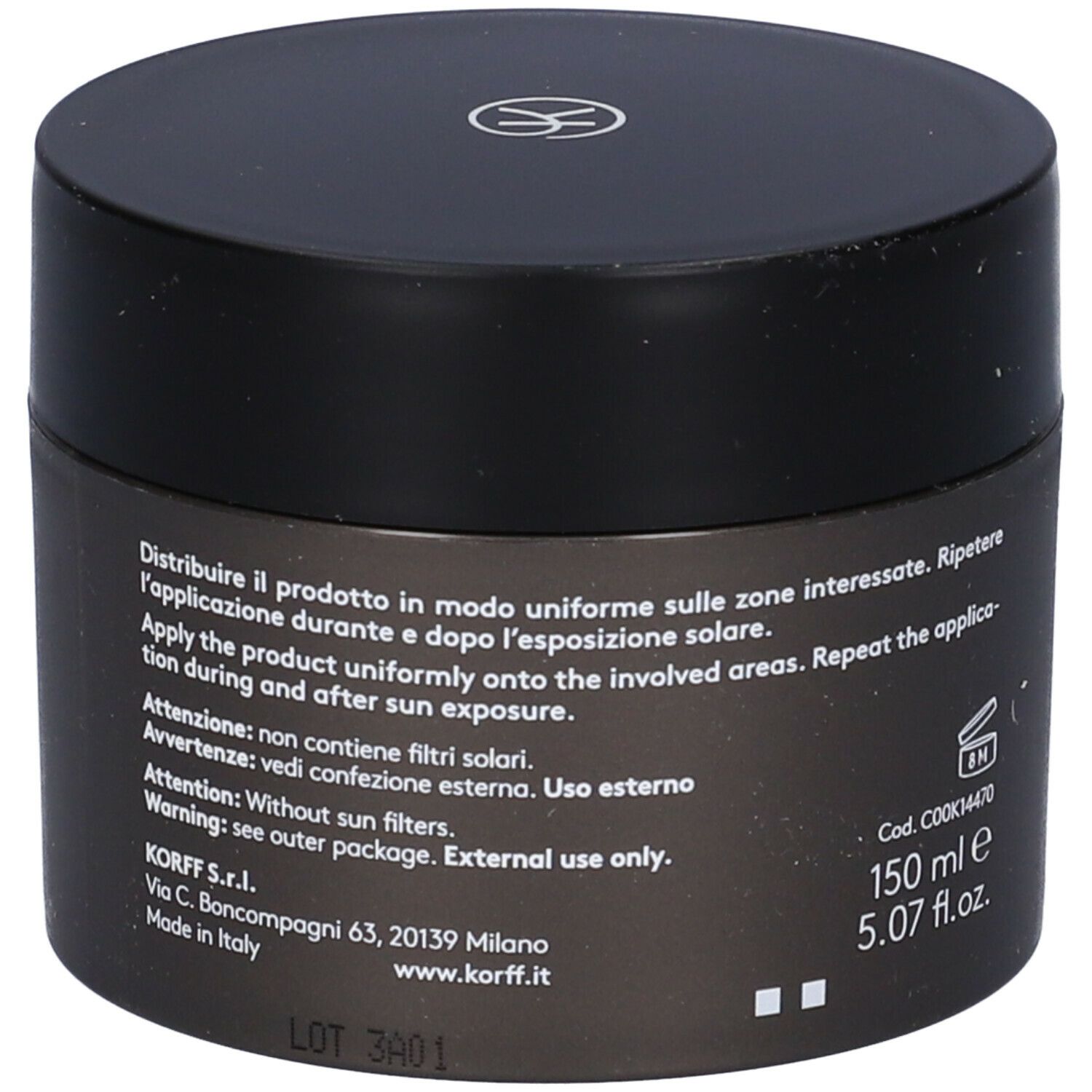 Barattolo di crema marrone con coperchio nero. Scritta e testo sul lato. 150 ml / 5.07 fl.oz.