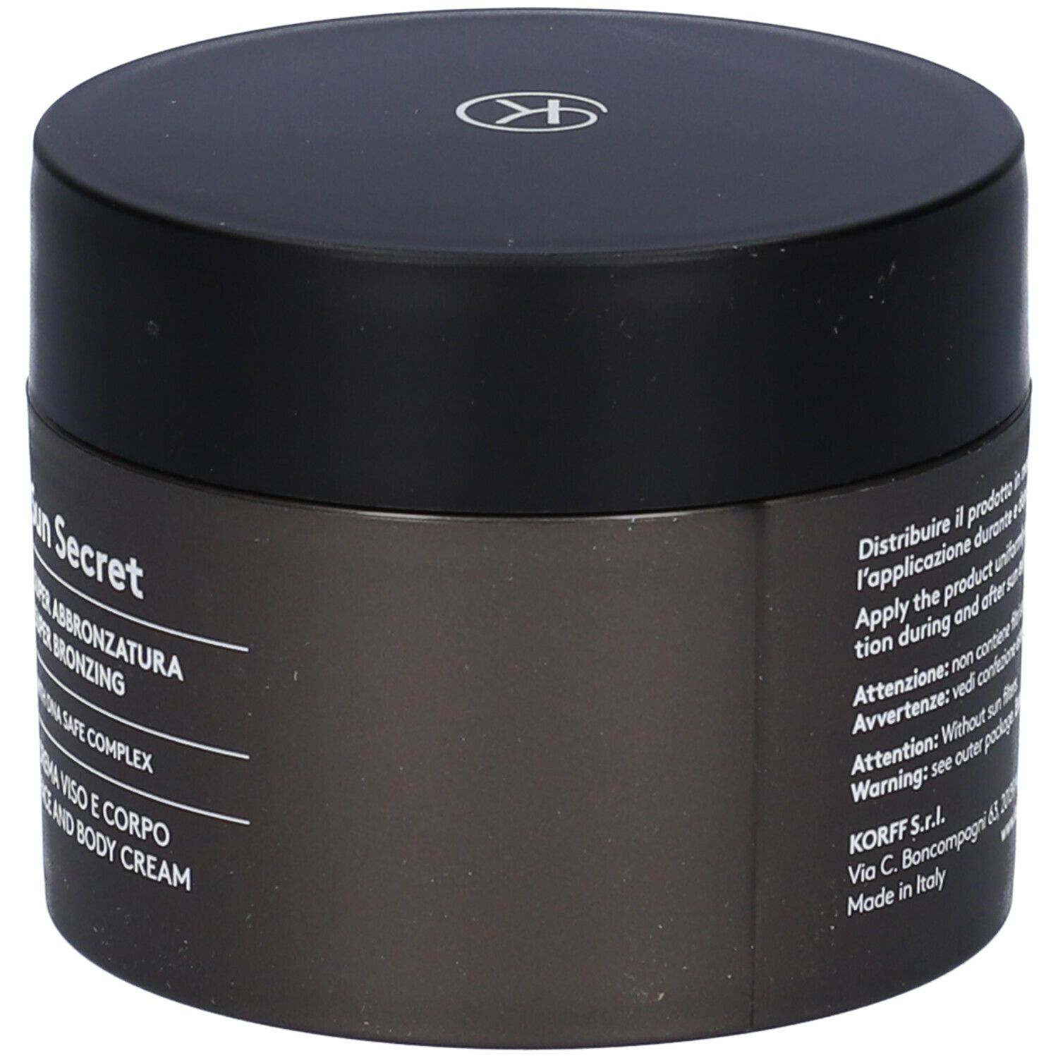 Barattolo di crema marrone con coperchio nero. Scritta e testo sul lato. 150 ml / 5.07 fl.oz.