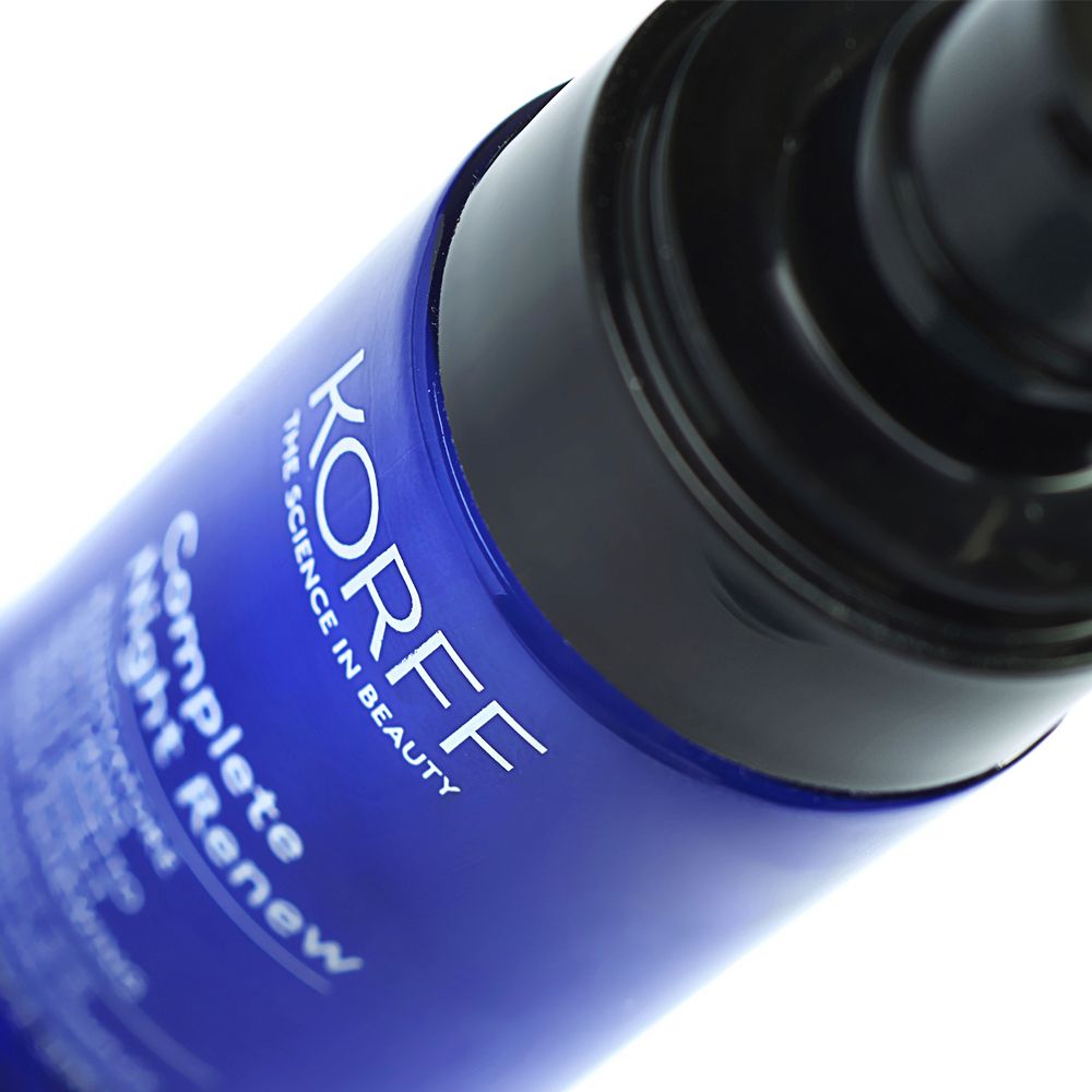 Primo piano della parte superiore del flacone. Scritta: KORFF, Complete Night Renew.