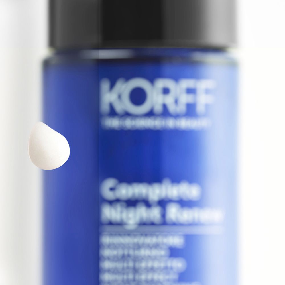 Primo piano del flacone. Scritta: KORFF, Complete Night Renew. Una goccia di siero.