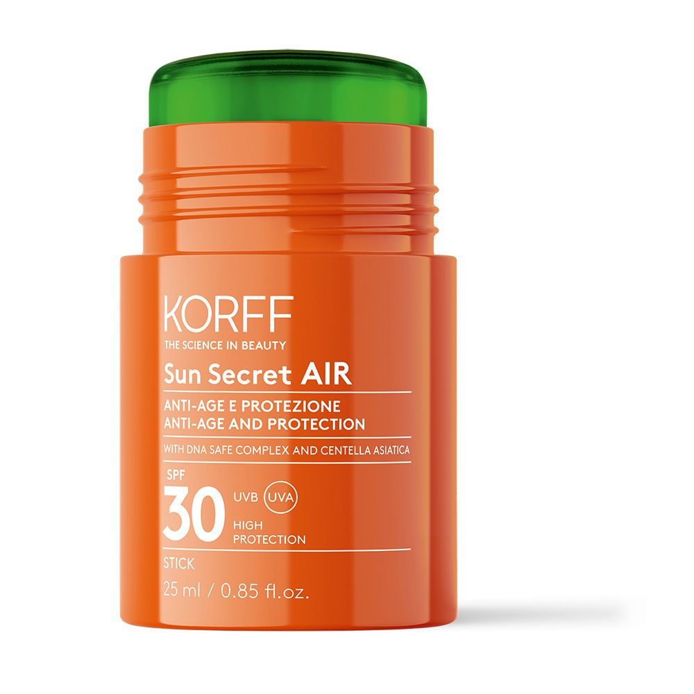 Stick KORFF Sun Secret Air SPF 30. Arancione con tappo verde. Testo: Anti-età, protezione, SPF 30, Stick.