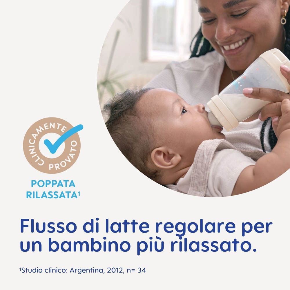 Mutter füttert Baby mit MAM Easy Start™ Flasche. Klinisch getestet.