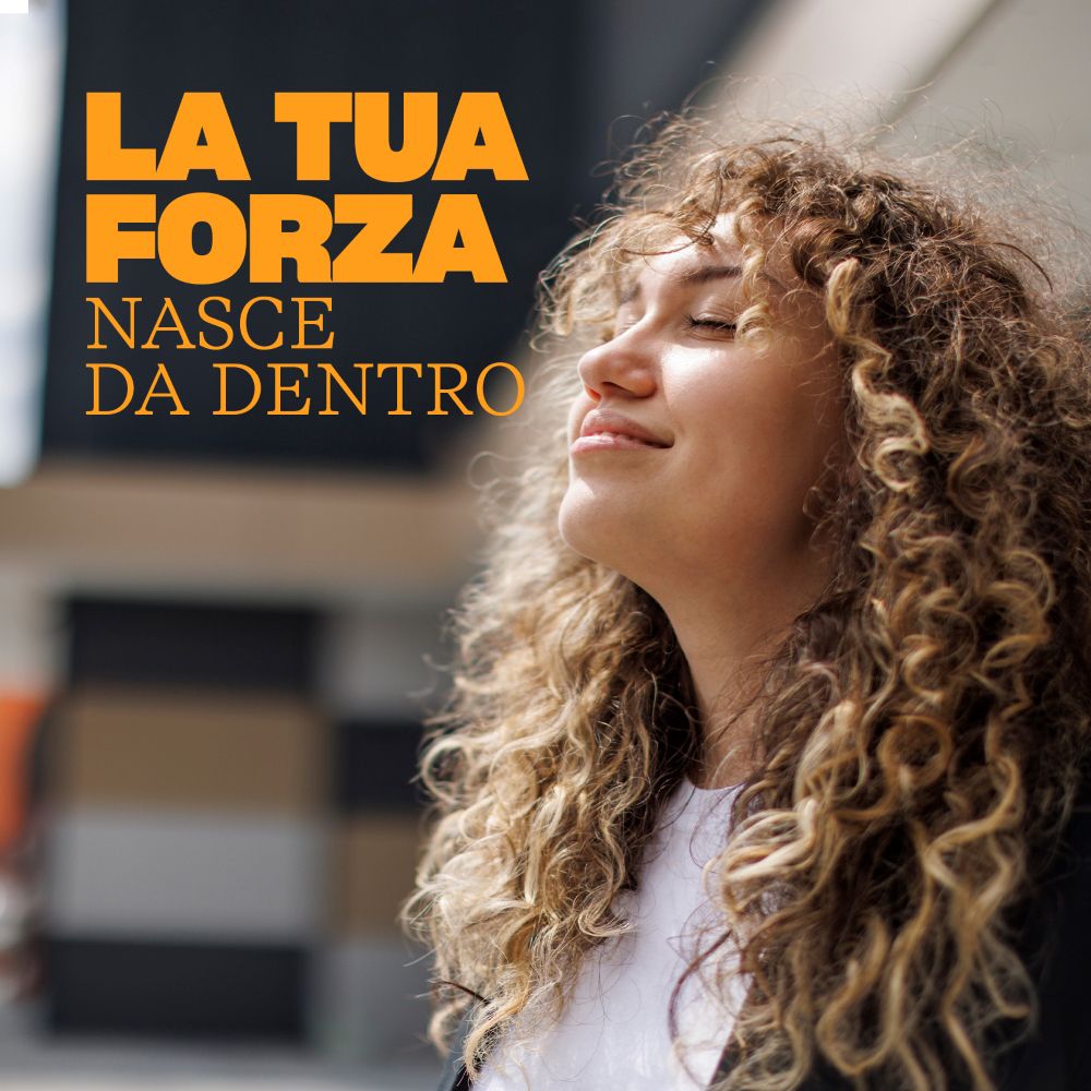 Frau mit lockigem Haar und geschlossenen Augen, Text "LA TUA FORZA NASCE DA DENTRO".