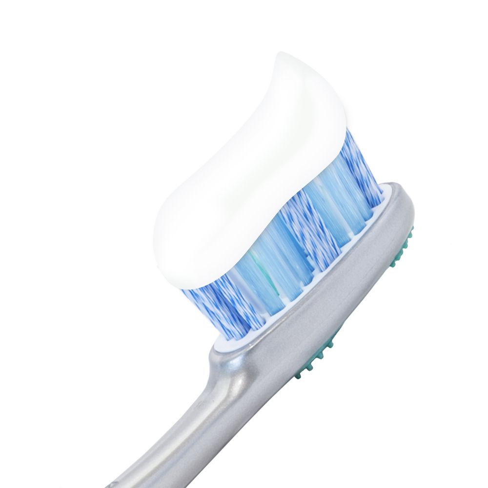 Spazzolino con dentifricio. Dentifricio bianco su setole blu. Manico grigio.
