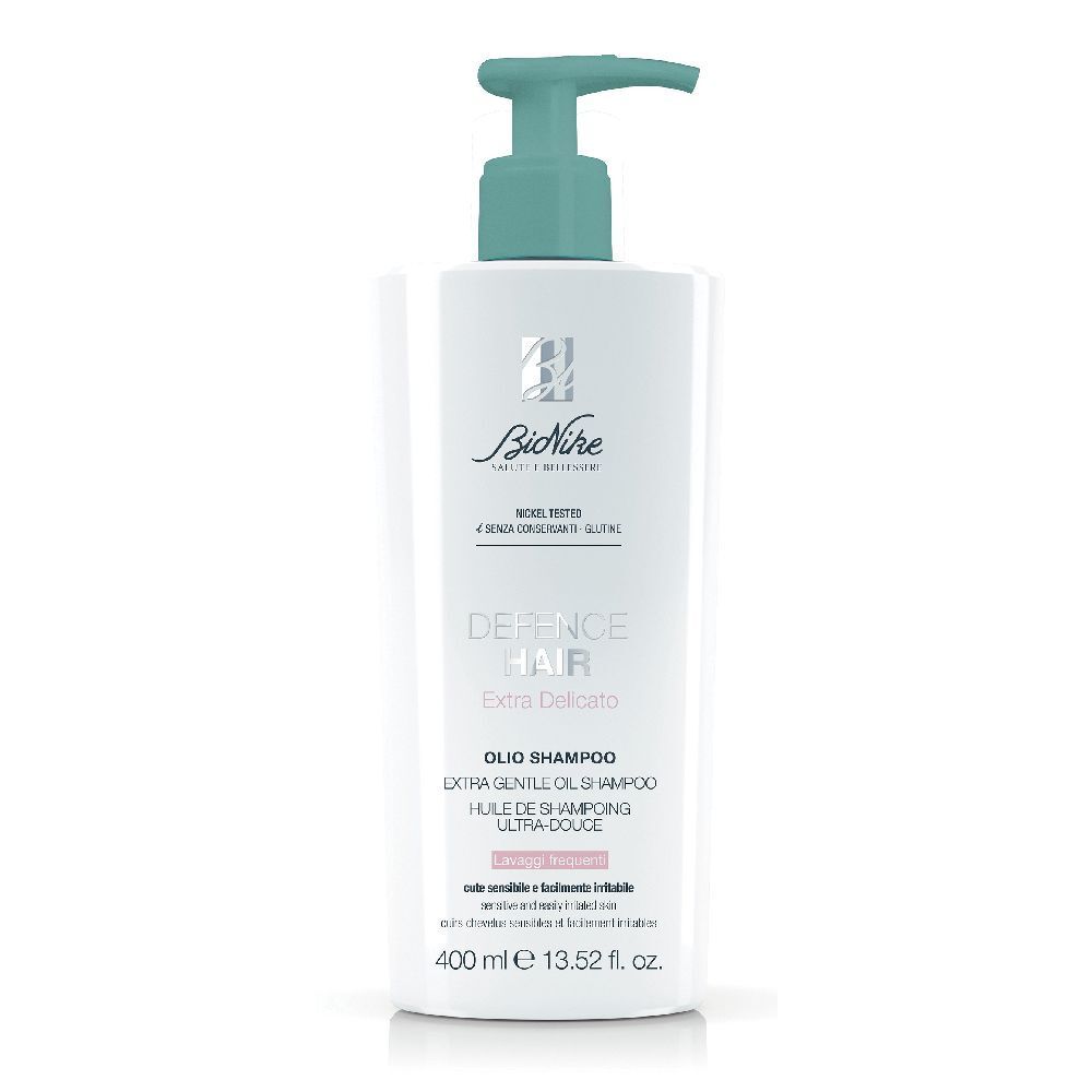 Flacone di shampoo bianco con erogatore verde. Scritta: Defence Hair Extra Delicato. Marchio Bionike.