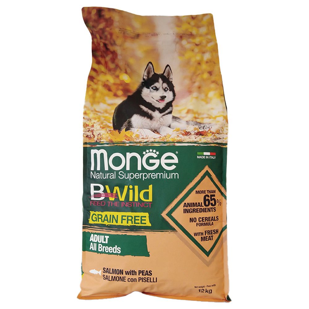 Sacchetto di cibo per cani con foto di cane. Testo: Monge, BWild, Grain Free, Adult All Breeds. Contiene il 65% di ingredienti animali.