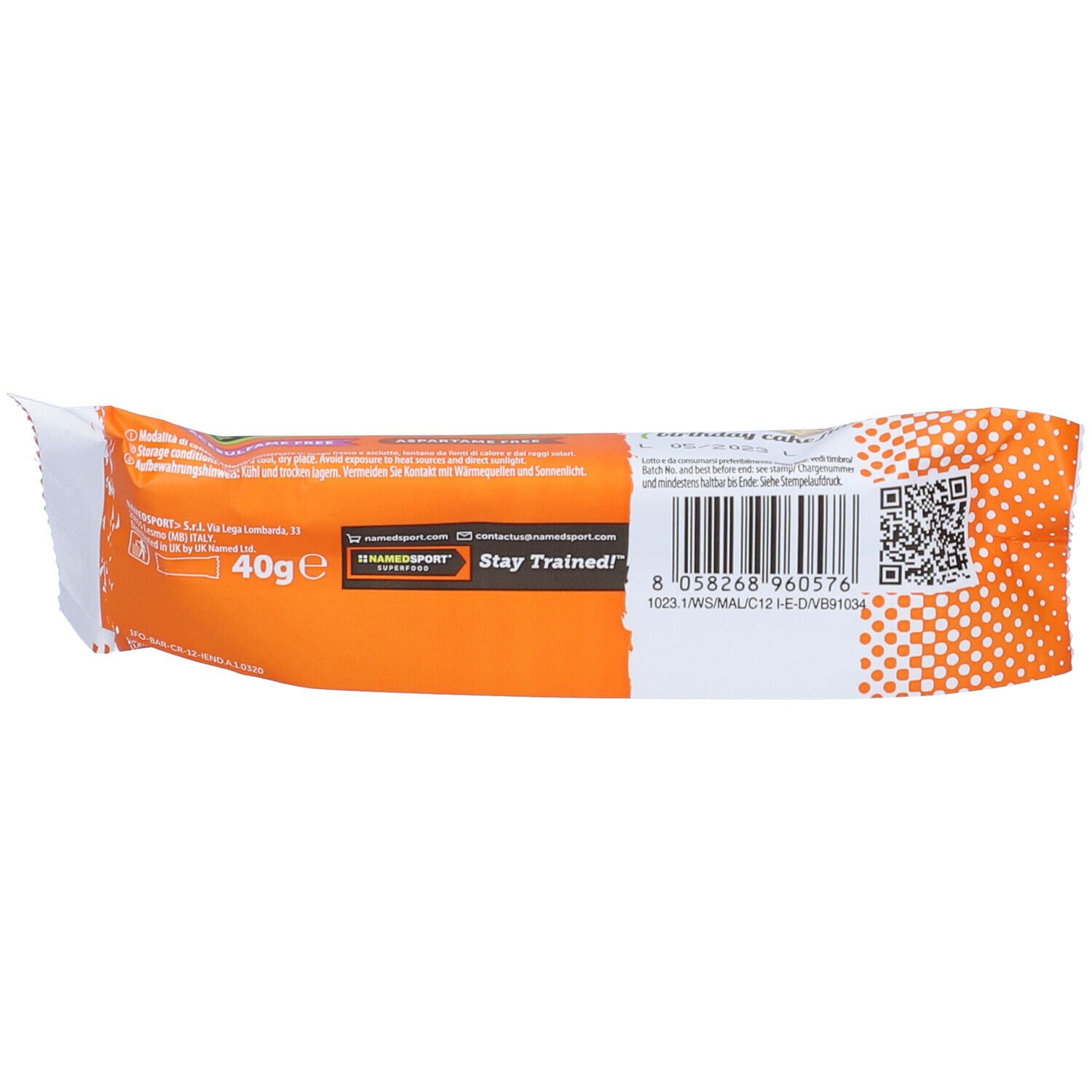 Confezione di barretta proteica. Arancione con motivo bianco e testo. Marchio NAMEDSPORT® e peso 40g.