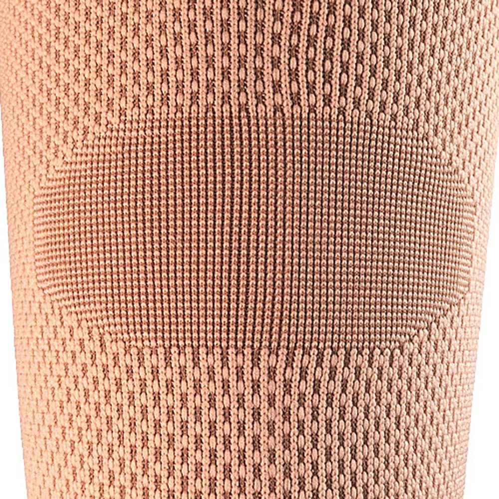 Nahaufnahme der Actimove Kniebandage. Beige, strukturiertes Material. Geschlossene Patella.