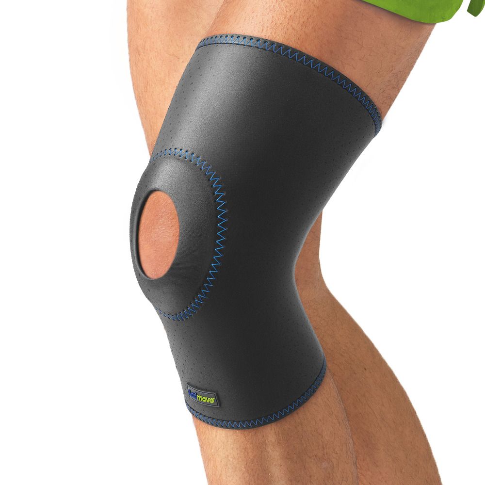 Kniebandage am Bein. Schwarzes Material, blaue Nähte und Patella-Öffnung. Auf weißem Hintergrund.