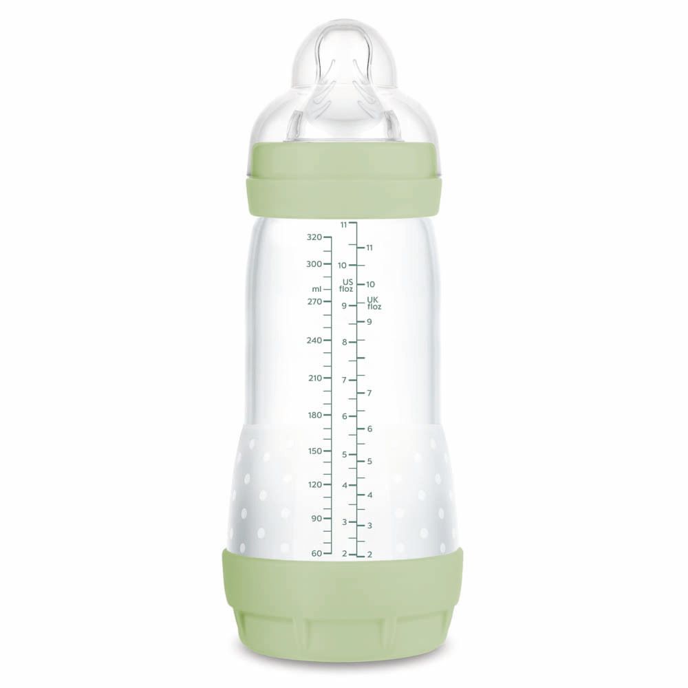 Eine grüne Babyflasche mit Messskala und einem transparenten Sauger. Der Flaschenboden ist mit weißen Punkten verziert.