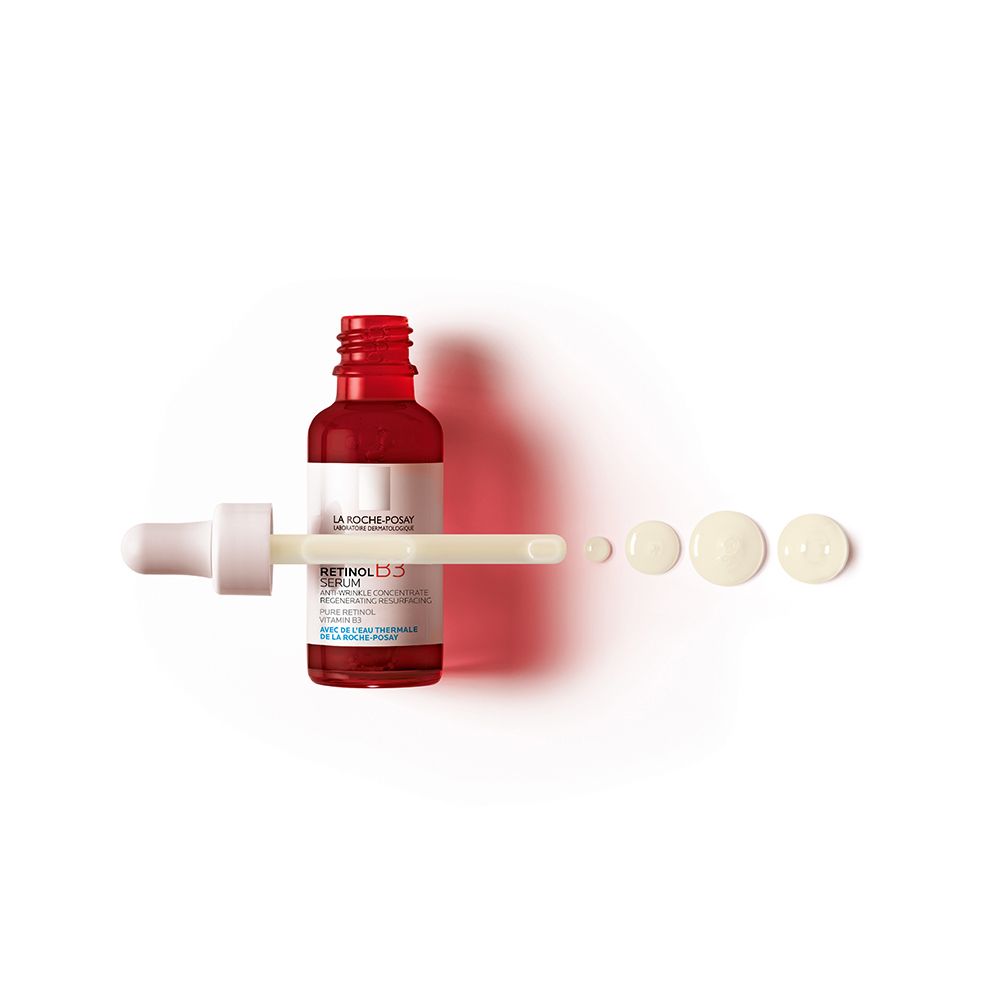 Flacone rosso con contagocce e gocce di siero. Scritta: La Roche-Posay Retinol B3 Serum. Prodotto e gocce su sfondo bianco.