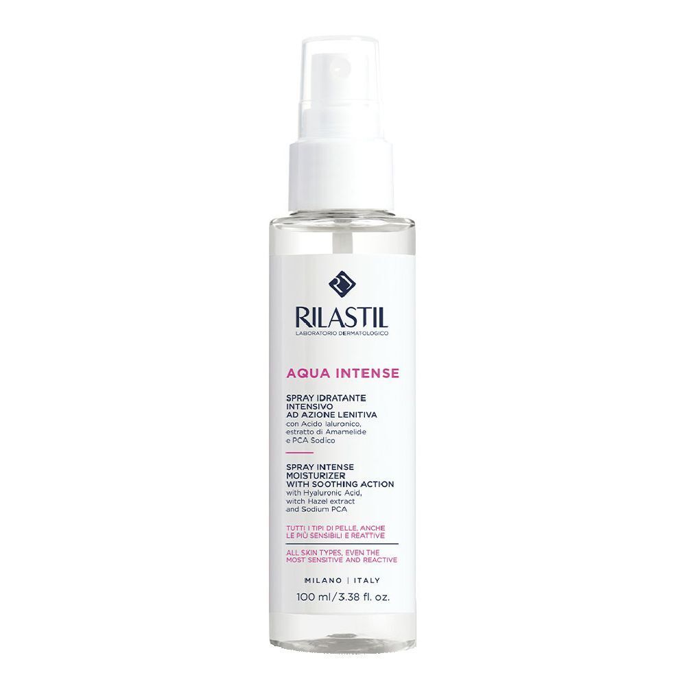 Rilastil Aqua Intense Spray. Flacone spray bianco con informazioni sul prodotto. Contenuto trasparente, erogatore bianco.