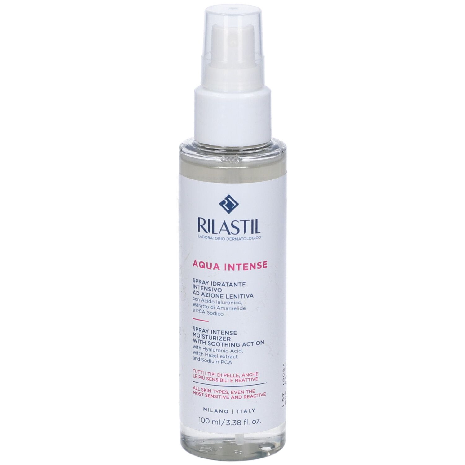 Rilastil Aqua Intense Spray. Flacone spray bianco con informazioni sul prodotto. Contenuto trasparente, erogatore bianco.
