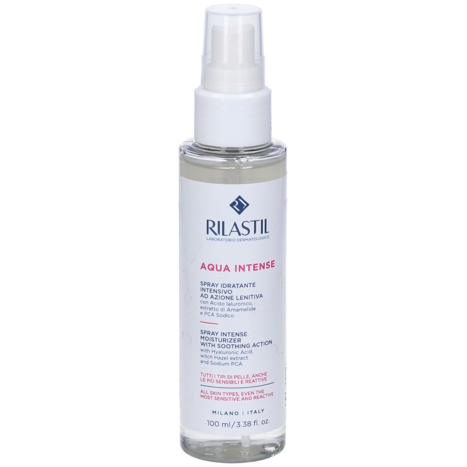 Rilastil Aqua Intense Spray. Flacone spray bianco con informazioni sul prodotto. Contenuto trasparente, erogatore bianco.