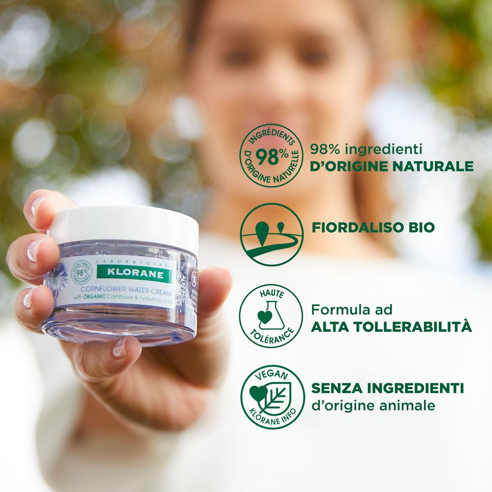 Person hält Creme in der Hand. Text: Klorane, 98% natürliche Inhaltsstoffe, vegan.