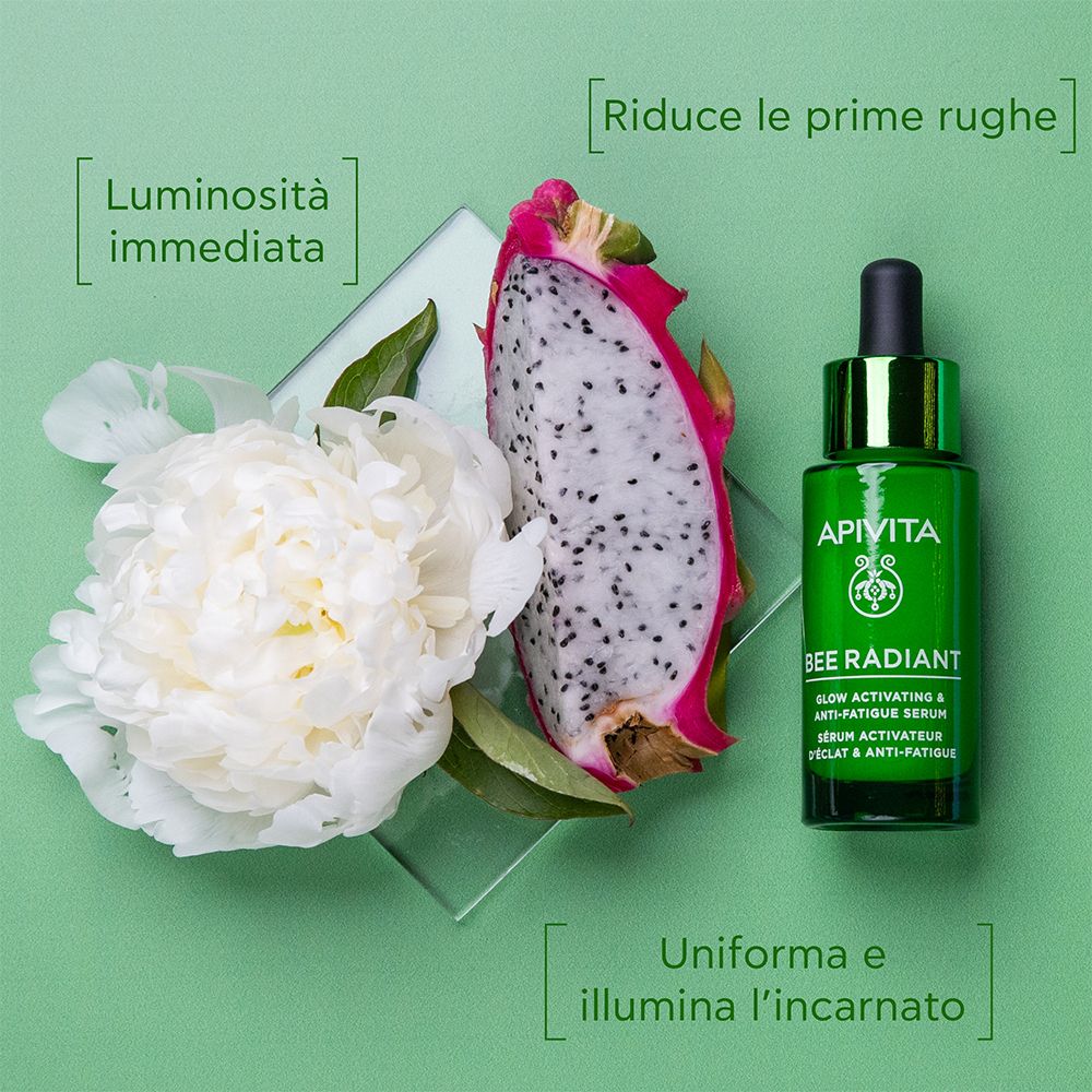 Flacone verde, frutto del drago, peonia. Testo: APIVITA BEE RADIANT. Riduce le rughe, uniforma l'incarnato.