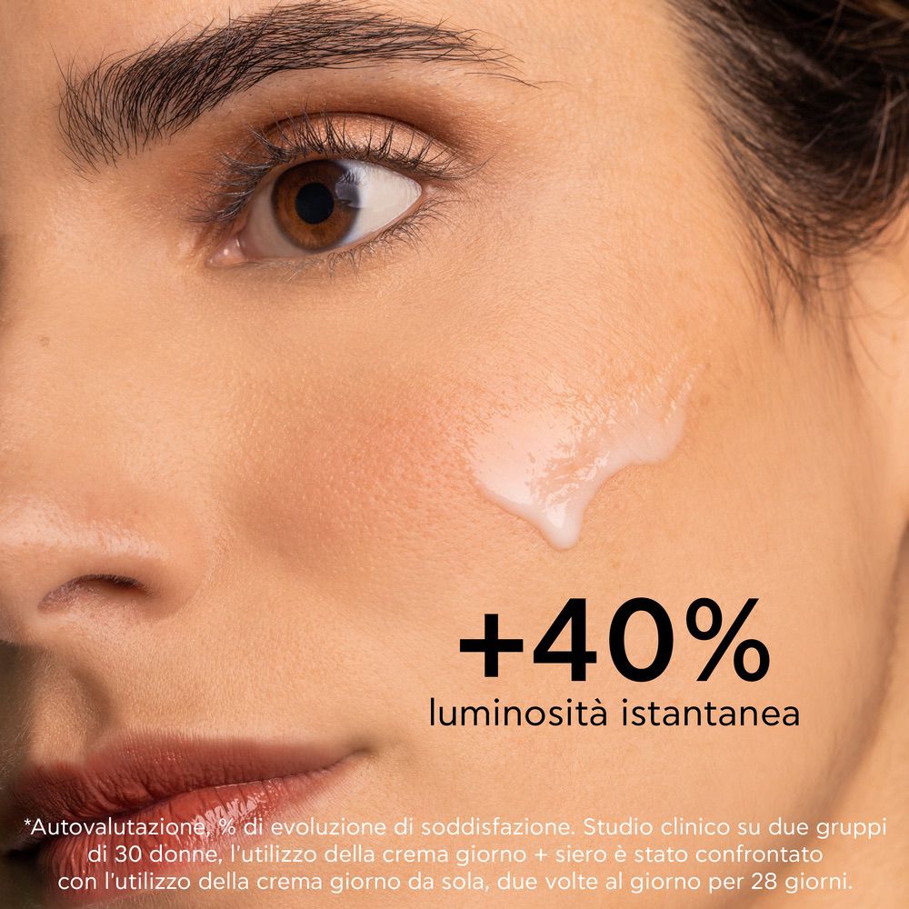 Viso con siero. Testo: +40% luminosità istantanea. Studio su 30 donne.