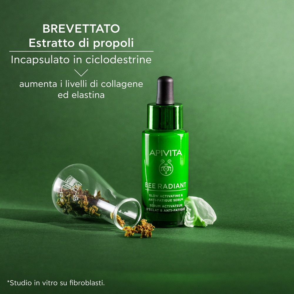 Flacone verde, provetta con propoli. Testo: APIVITA BEE RADIANT. Aumenta il collagene.