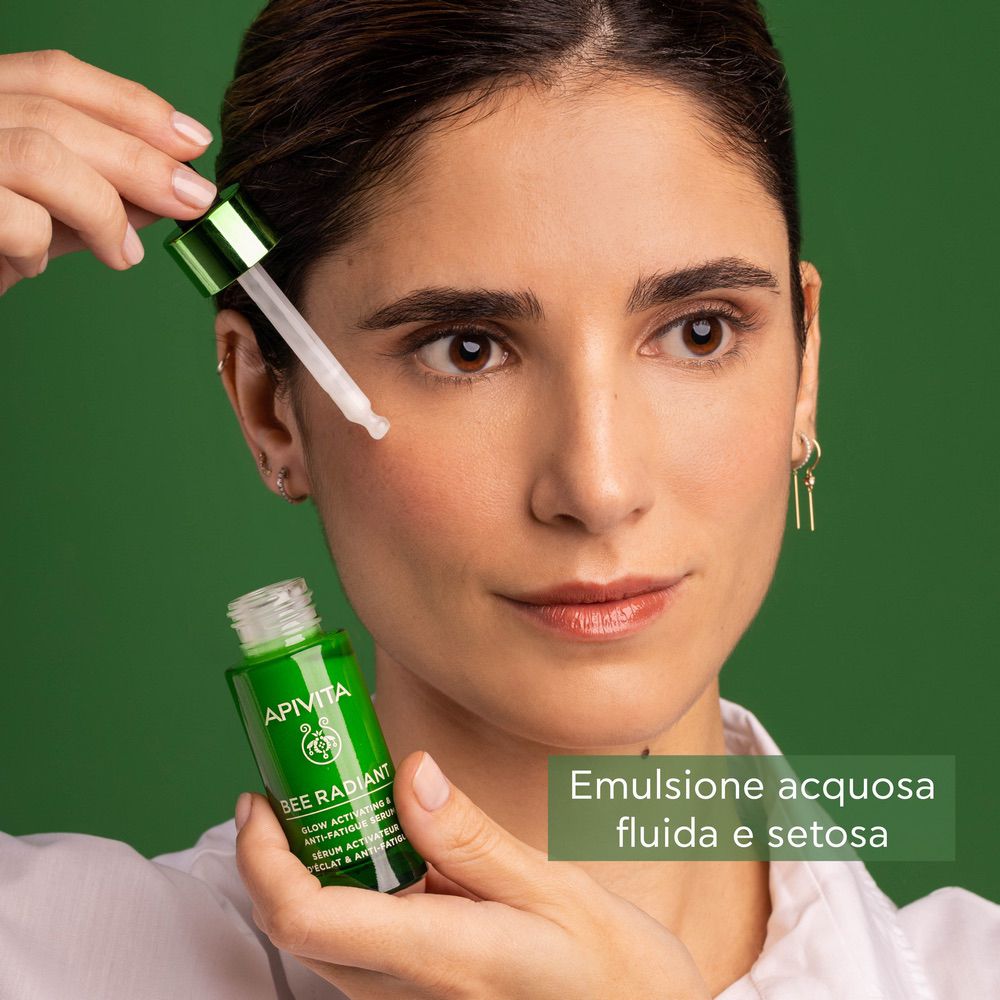Donna con flacone. Testo: APIVITA BEE RADIANT. Emulsione acquosa setosa.