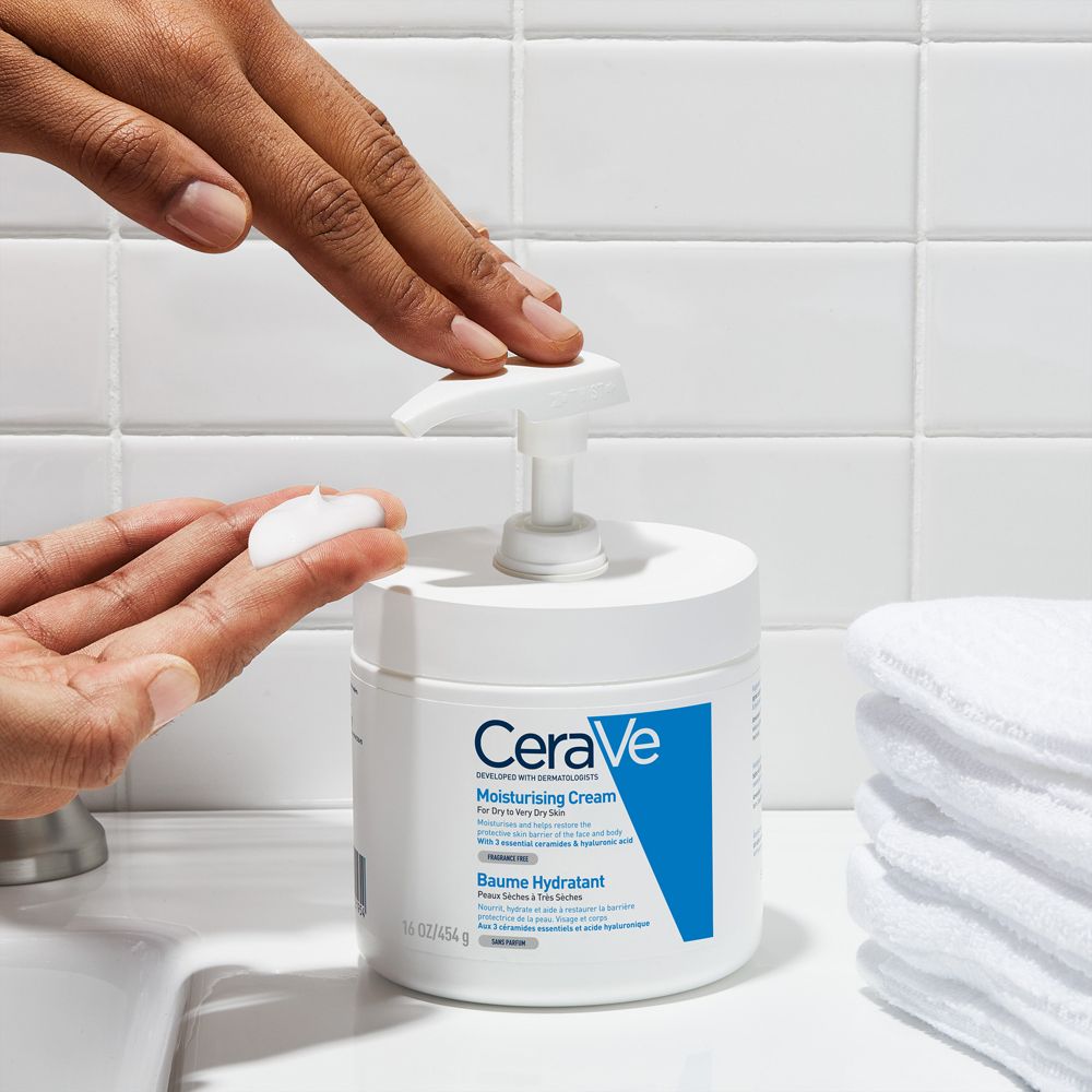 Person entnimmt Creme aus einem Tiegel mit Pumpe. CeraVe-Logo sichtbar.