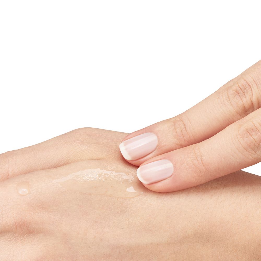 Hand mit Serum auf der Haut. Klare Flüssigkeit. Keine weitere Beschreibung.