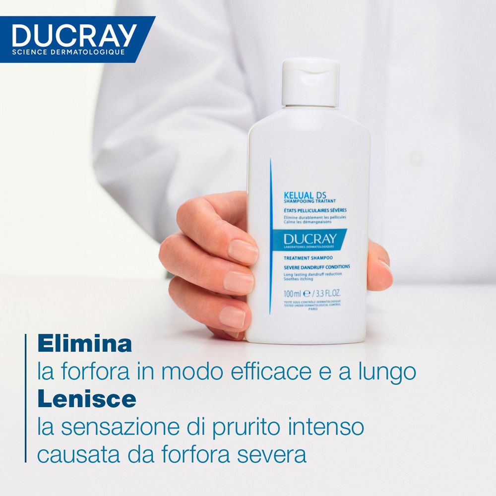 Produktflasche in einer Hand. Text: KELUAL DS, Shampooing Traitant, 100 ml. Marke: DUCRAY.