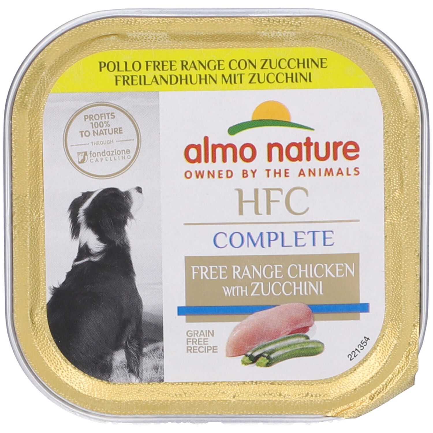 Almo Nature HFC Complete Pollo Free Range con Zucchine. Alimento per cani in vaschetta. Immagine del prodotto con cane.