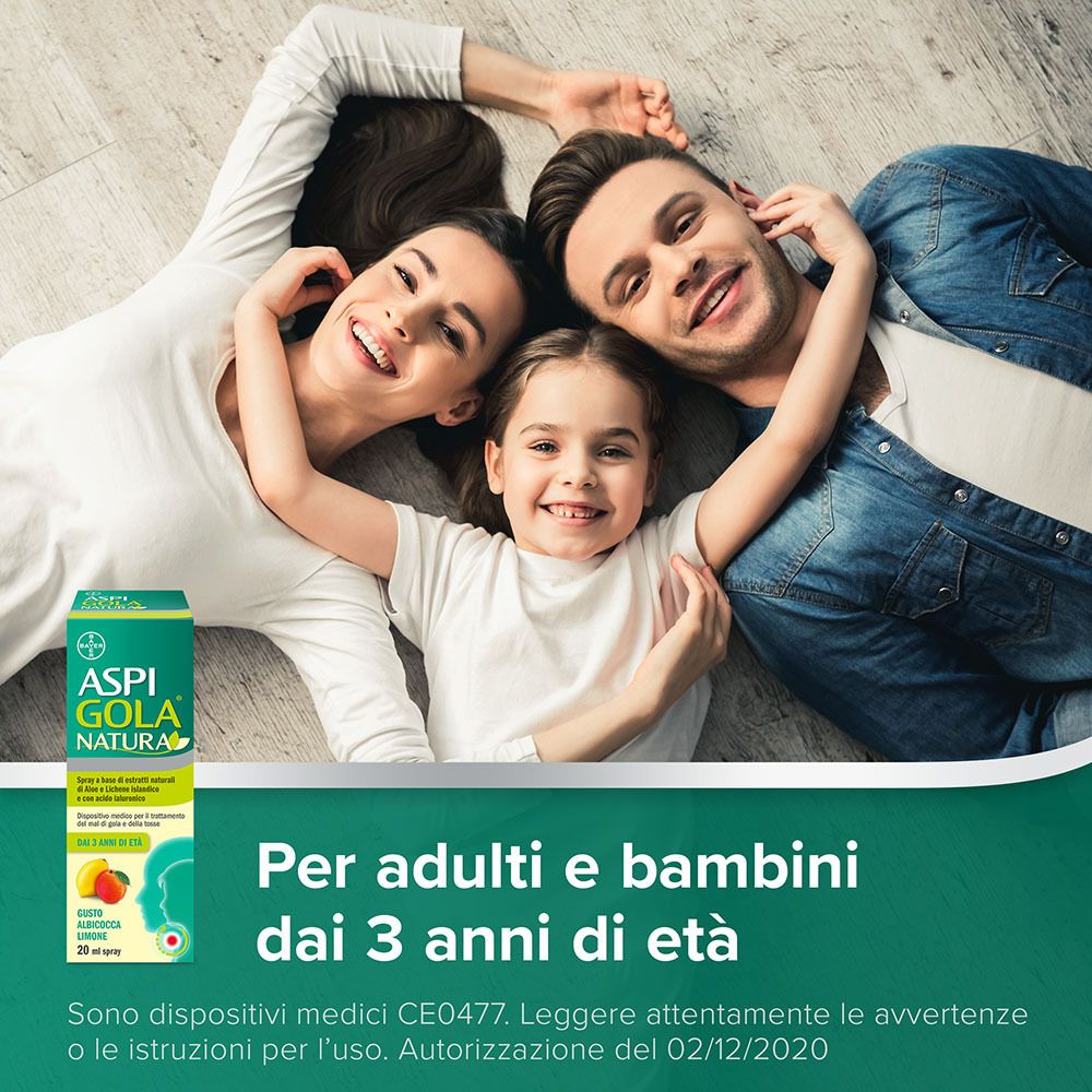 Famiglia sdraiata a terra. Confezione Aspi Gola Natura in basso a sinistra. Per adulti e bambini dai 3 anni.