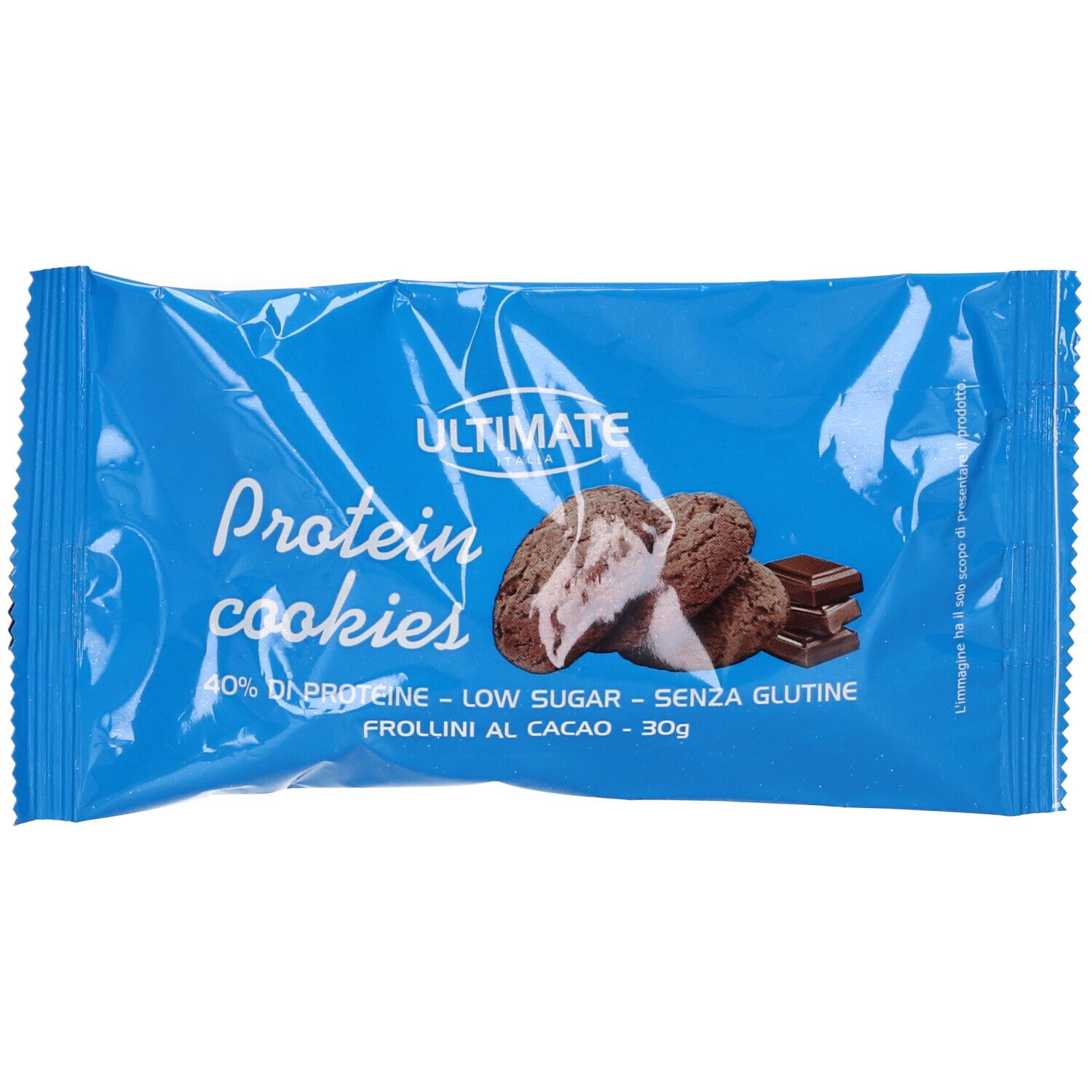 Confezione blu di Protein cookies. Scritta "ULTIMATE Protein cookies". Tre biscotti farciti e cioccolato. Testo: 40% proteine, a basso contenuto di zuccheri, senza glutine.