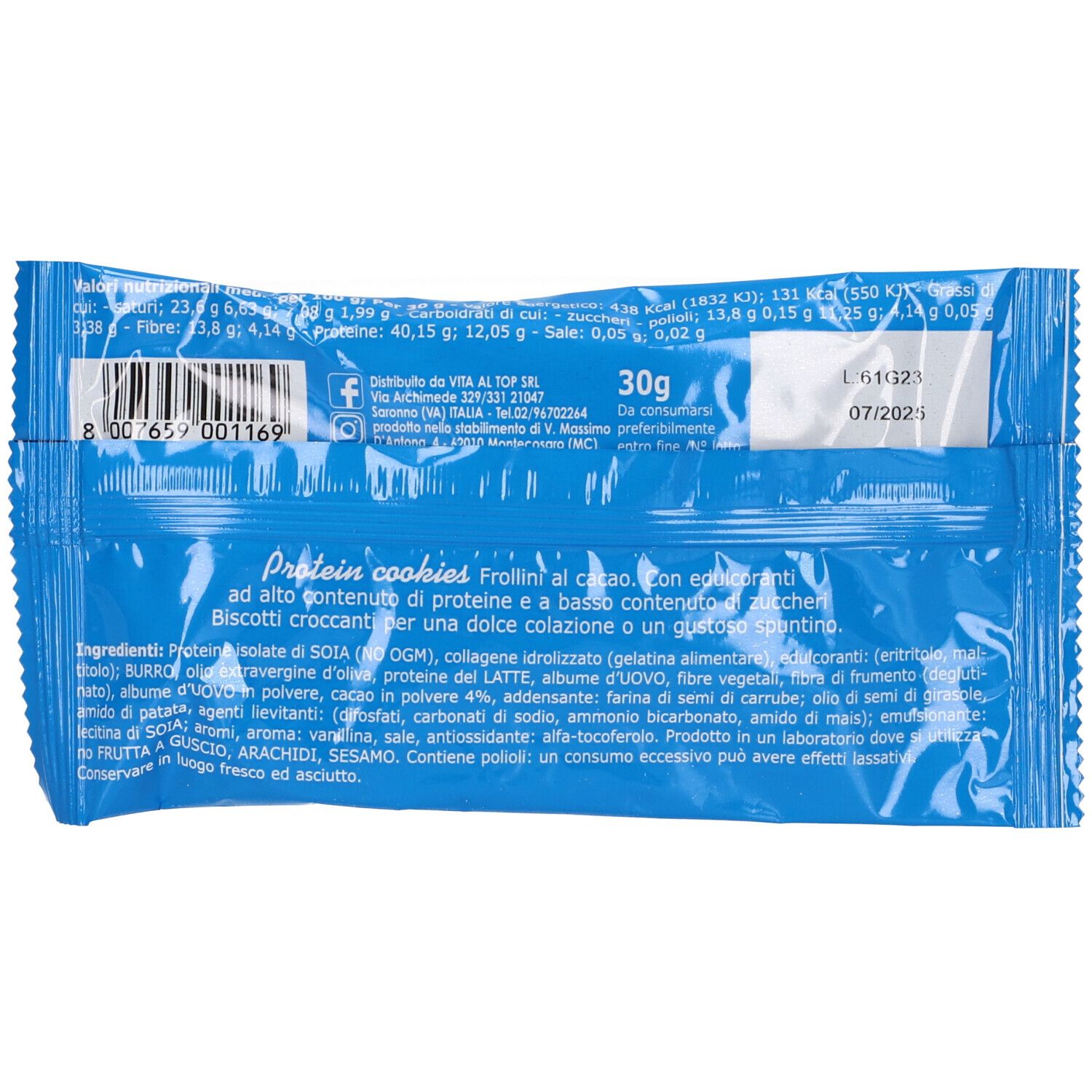 Retro della confezione blu di Protein cookies. Testo: ingredienti, informazioni nutrizionali, informazioni produttore, codice a barre, data di scadenza. Scritta: 30g.