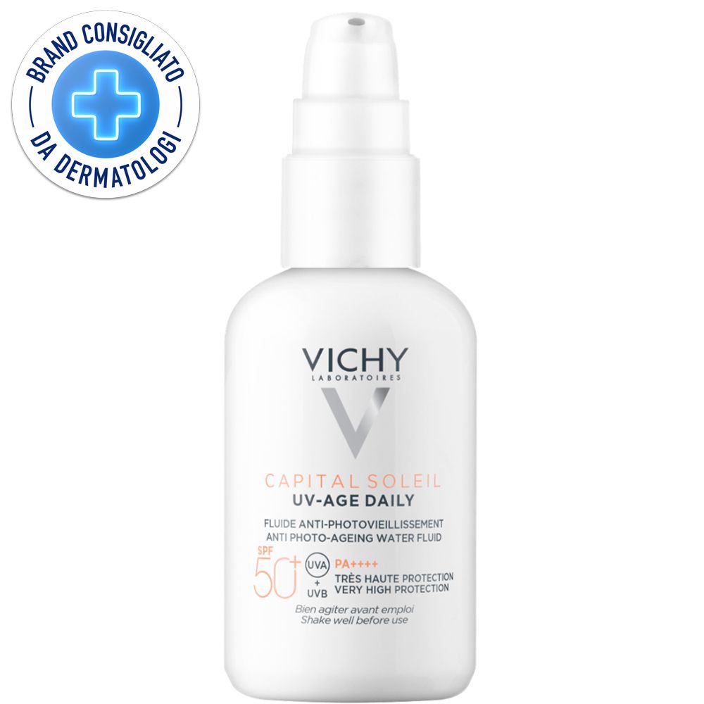 Flacone bianco con dosatore. Testo: Vichy, Capital Soleil UV-Age Daily, SPF50+. Logo: Brand Consigliato da Dermatologi.