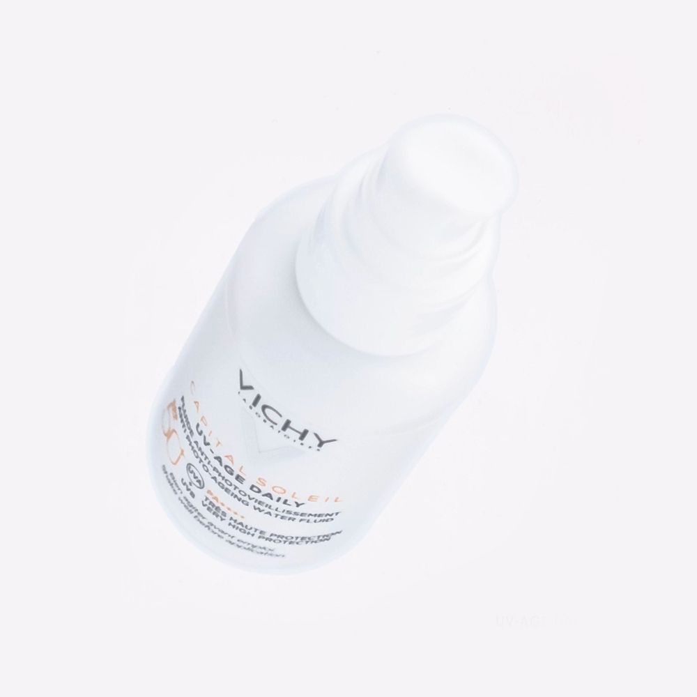 Flacone bianco con dosatore. Scritta: Vichy, Capital Soleil UV-Age Daily. Vista dall'alto.
