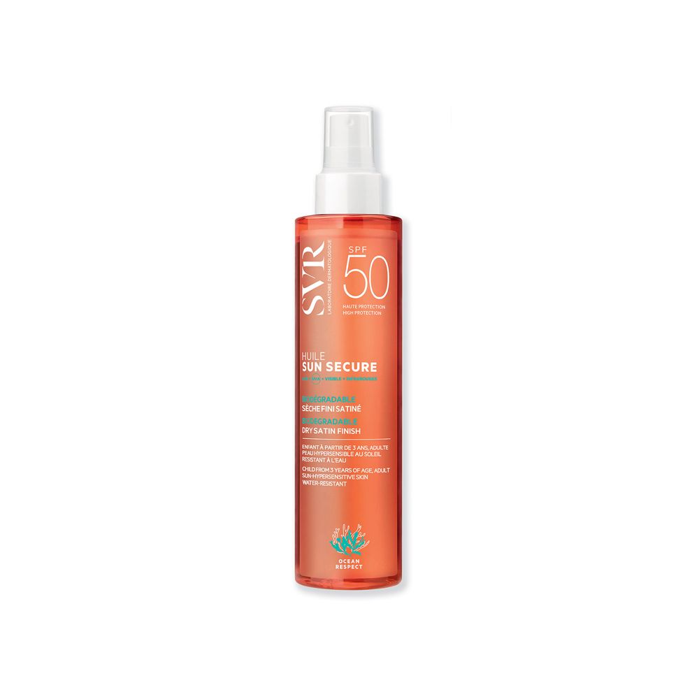 Flacone arancione SVR SUN SECURE HUILE SECHE SPF50+ NUOVA FORMULA con vaporizzatore. Testo: SPF 50, DRY SATIN FINISH. Sfondo bianco.