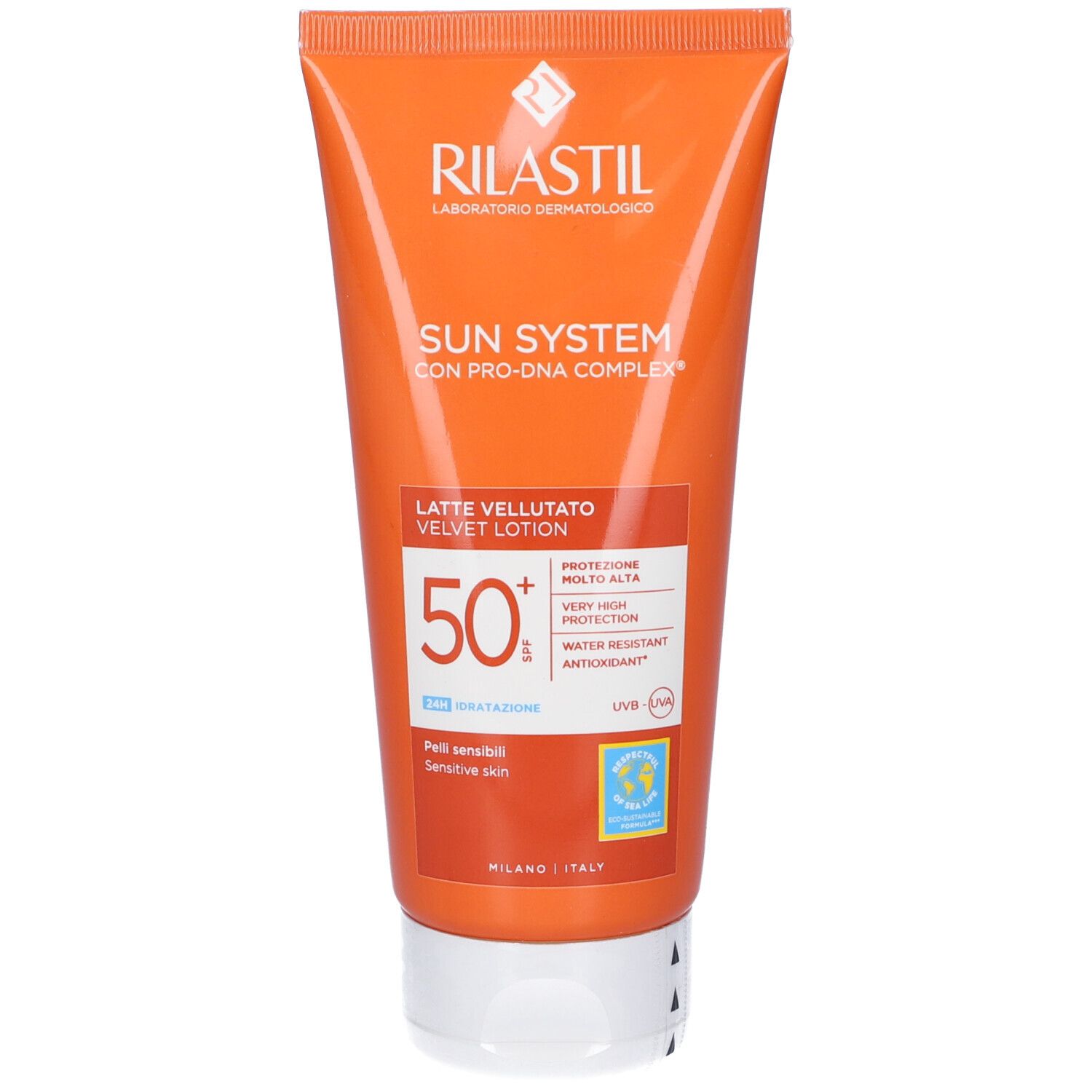 Tubo arancione con tappo bianco. Testo: Rilastil Sun System, Latte Vellutato, SPF 50+, resistente all'acqua, antiossidante.